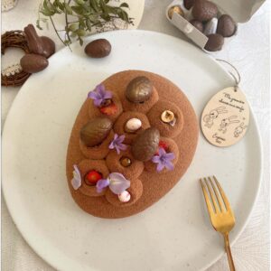 Entremets Ma première chasse aux œufs vu de dessus près d’une fourchette