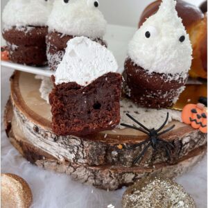 Cupcakes fantômes chocolat guimauve dont un coupé