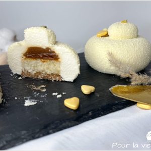 Entremets Pour la vie entier et coupé, avec l’insert caramel visible