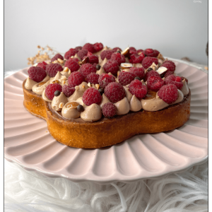 Tarte noisette, framboise et Oriado en forme de fleur