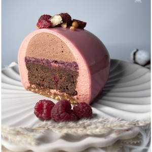 Coupe de Noël en rose au glaçage rose sur une assiette blanche