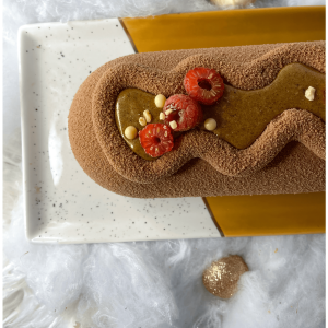 Détail du praliné et des framboises de Noël enchanté, vu du dessus