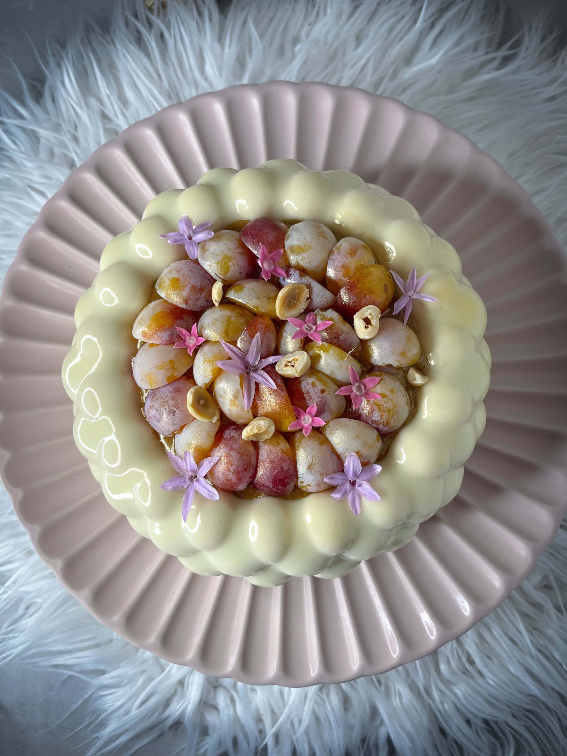 Mirabelles en folie et son décor de mirabelles et fleurs vus du dessus