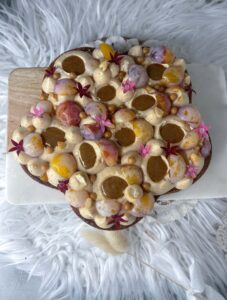 Tarte mirabelle, pécan et Dulcey en forme de fleur, vue du dessus