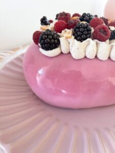 Détail du glaçage rose et des fruits de l’entremets Été Indien