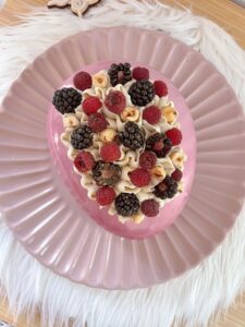 Entremets Été Indien décoré de fruits et de ganache, vu du dessus