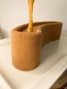 Praliné noisette versé sur la bûche Au clair de la Lune