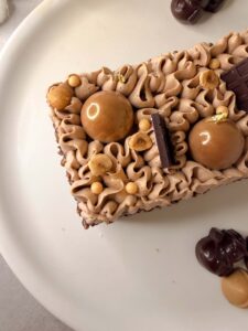 Détail des sphères glacées et de la ganache de La Belle Hélène
