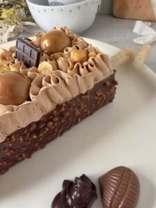 Détail du glaçage rocher et de la ganache de La Belle Hélène
