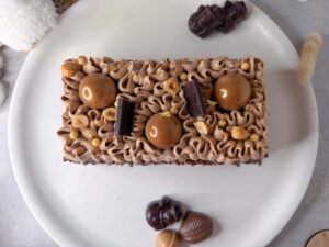 Bûche La Belle Hélène et son décor chocolaté vus du dessus