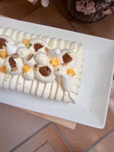 Entremets Paradis Blanc décoré de ganache coco et de mangue