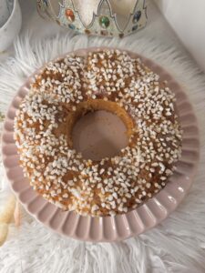 Brioche des rois en couronne couverte de sucre en grains