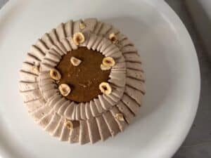 Gâteau de crêpes chocolat noisette vu du dessus