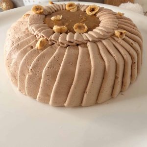 Gâteau de crêpes chocolat noisette recouvert de bandes de ganache