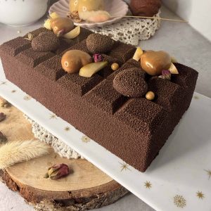 Entremets Une note d’amour au fini velours brun et décor de cœurs