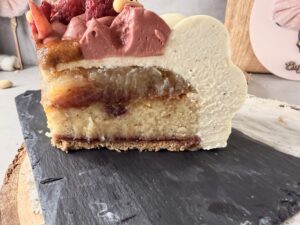 Part de Melba montrant ses couches de biscuit et de fruits