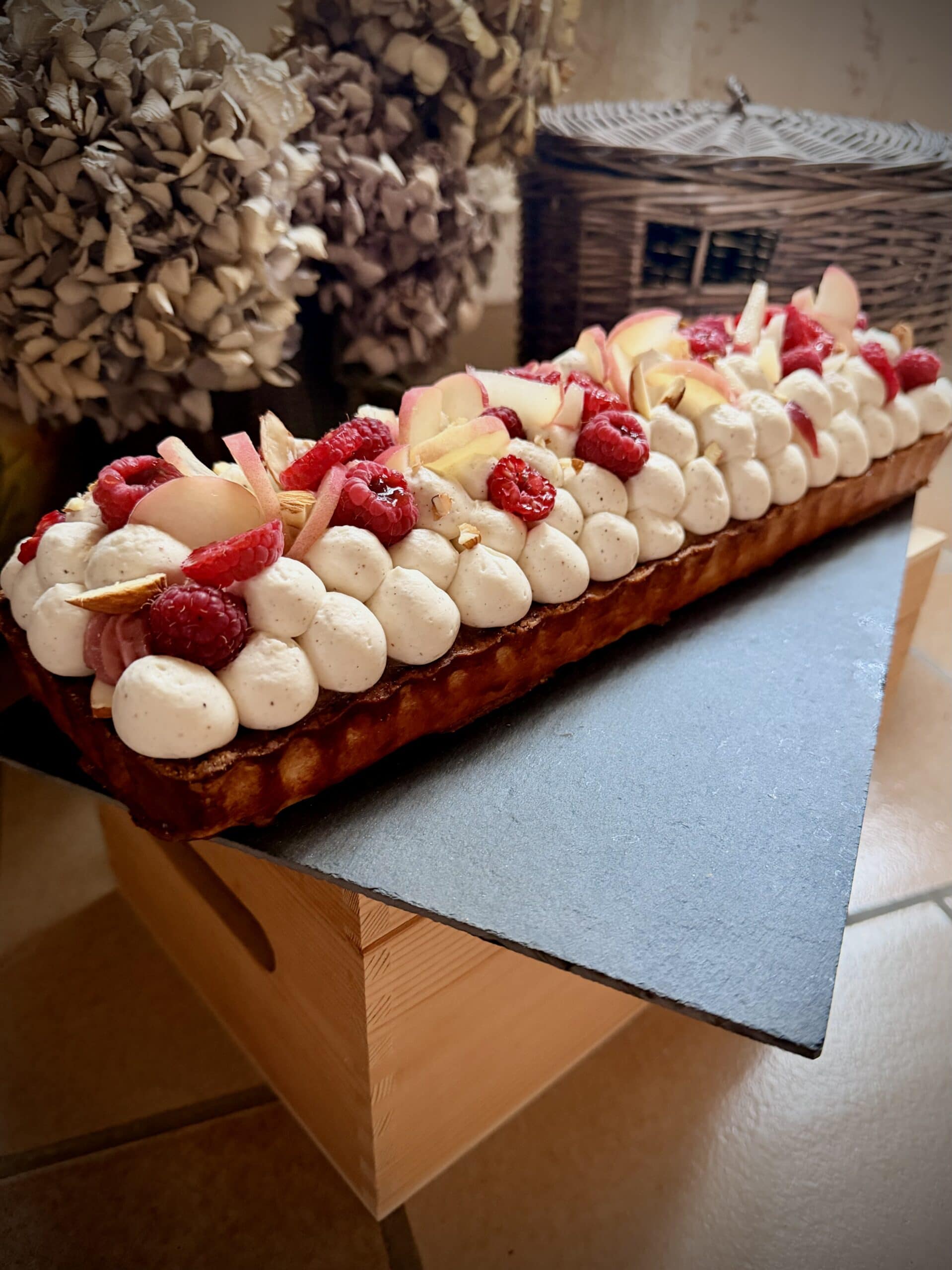 Tarte Melba rectangulaire garnie de chantilly, pêches et framboises