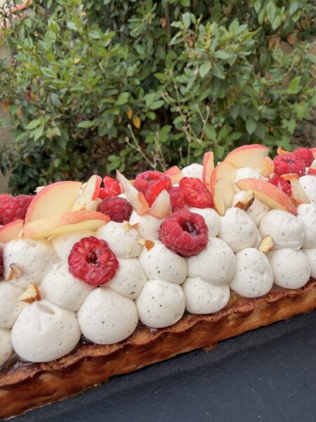 Dômes de chantilly et fruits frais sur la tarte Melba