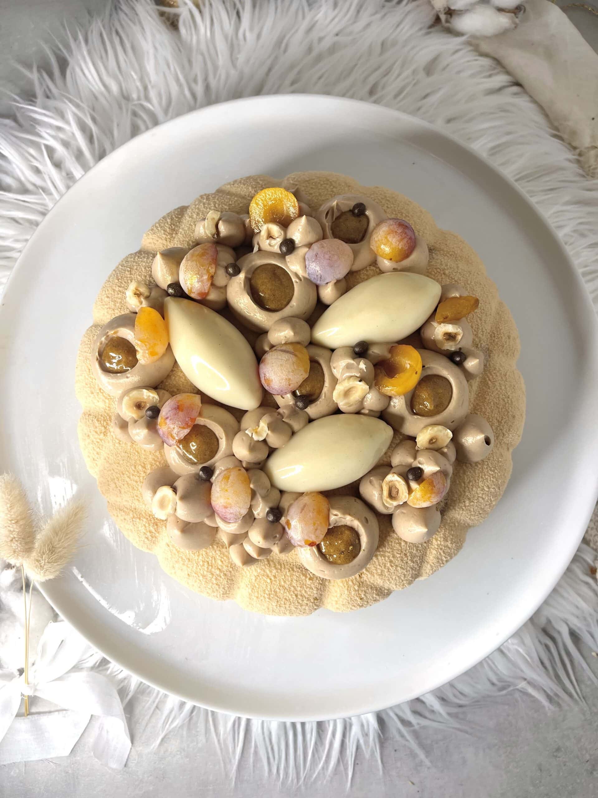 Entremets Sur une valse gourmande et son décor de mirabelles vus du dessus