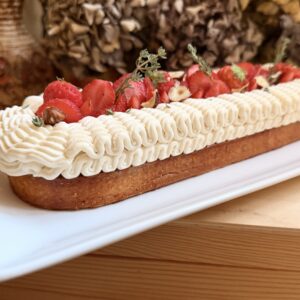 Tarte fraise, miel, thym et chocolat garnie de chantilly striée et de fraises